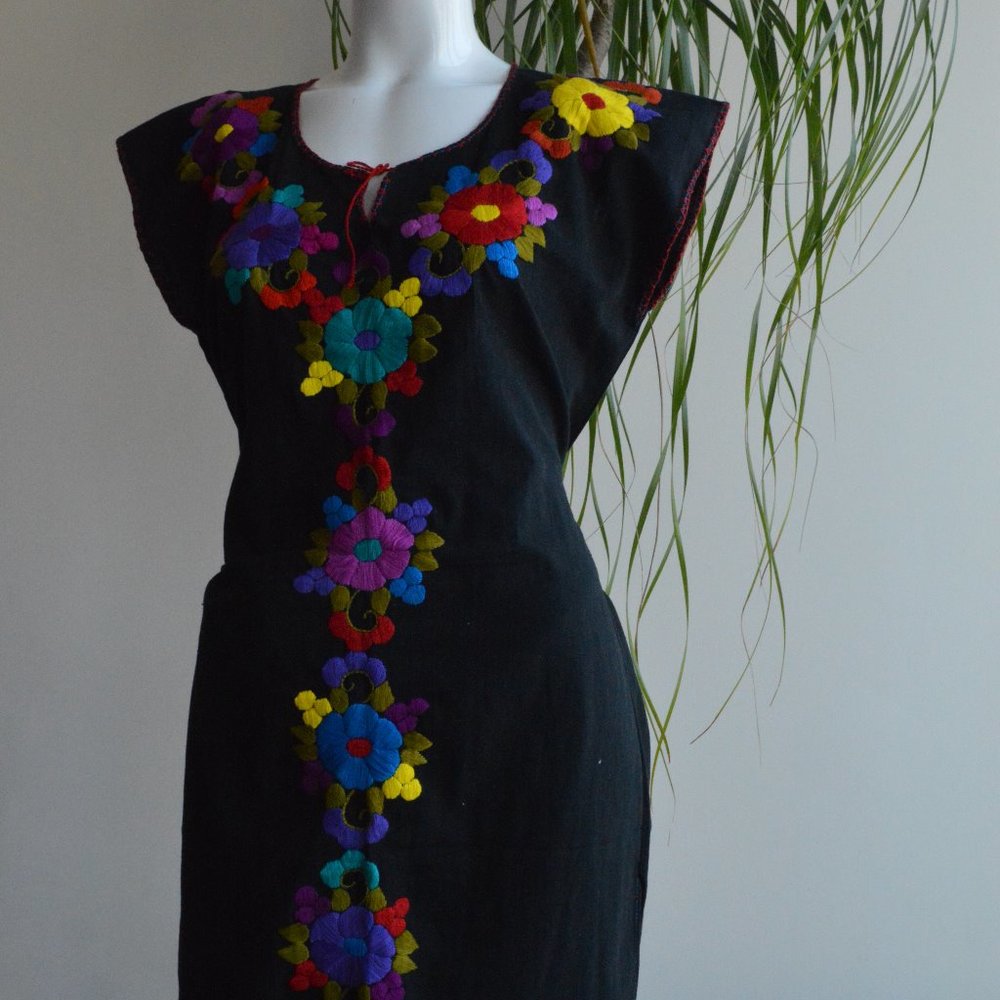 U-neck black dress with embroidery